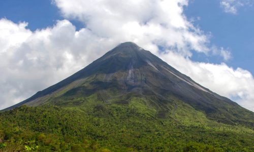 arenal volcano hiking