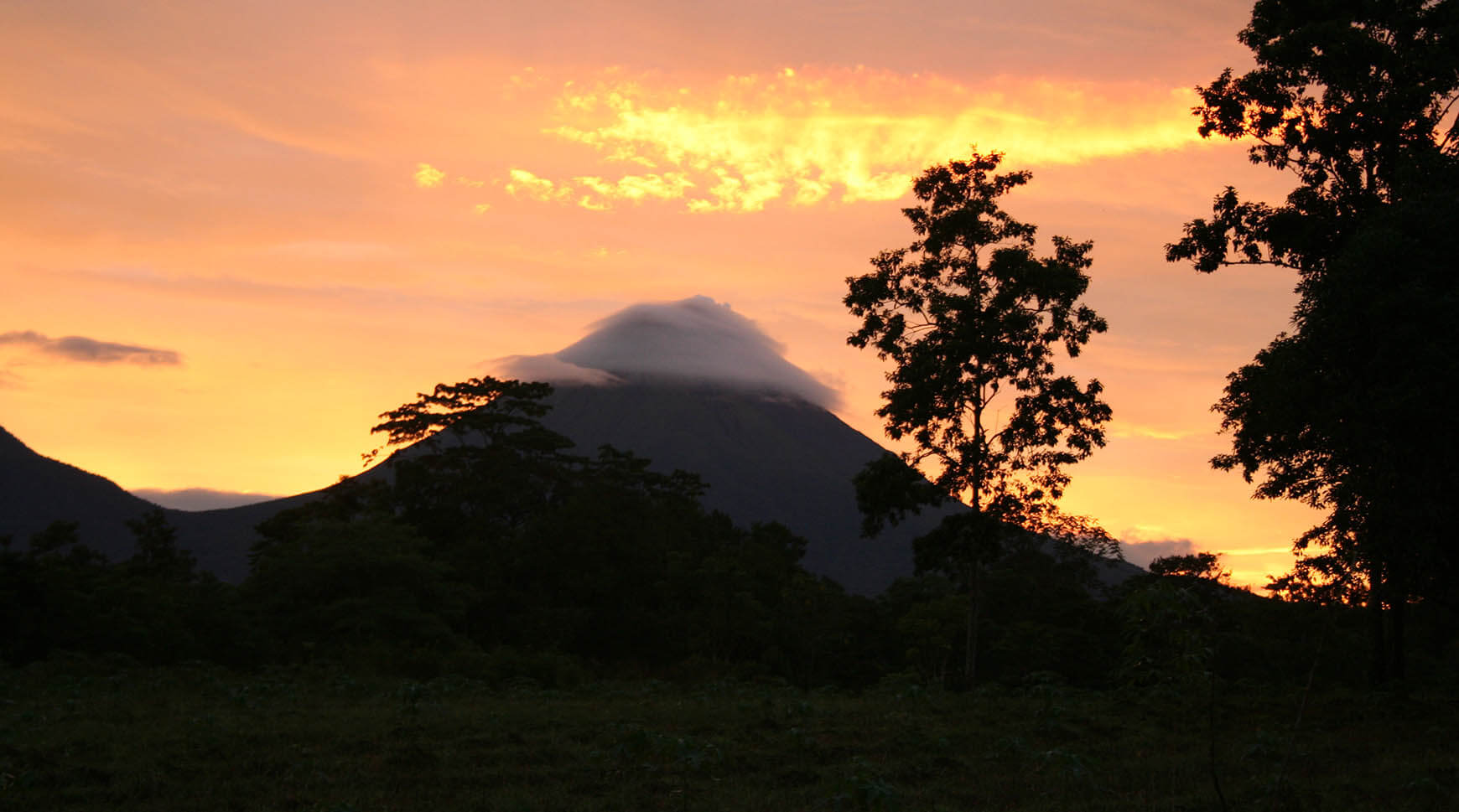 Relaxing adventure visiting the Arenal Volcano and Hot Springs by night