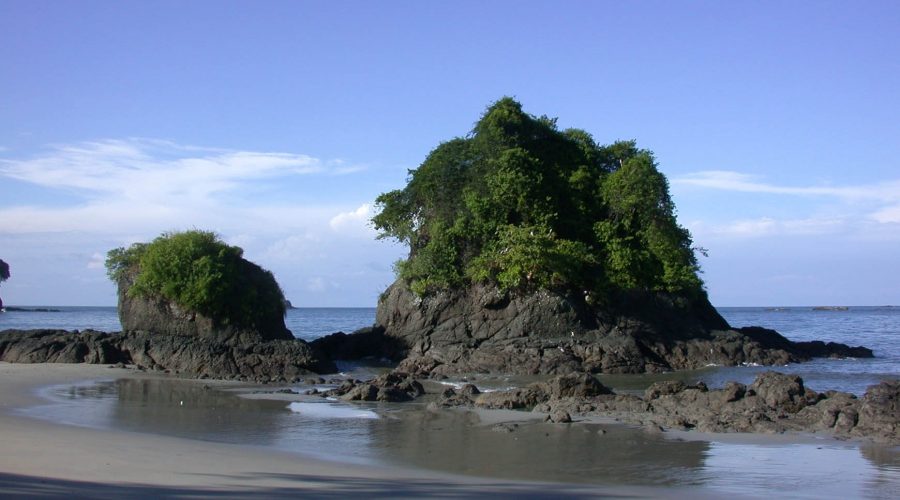 manuel antonio national park rocks